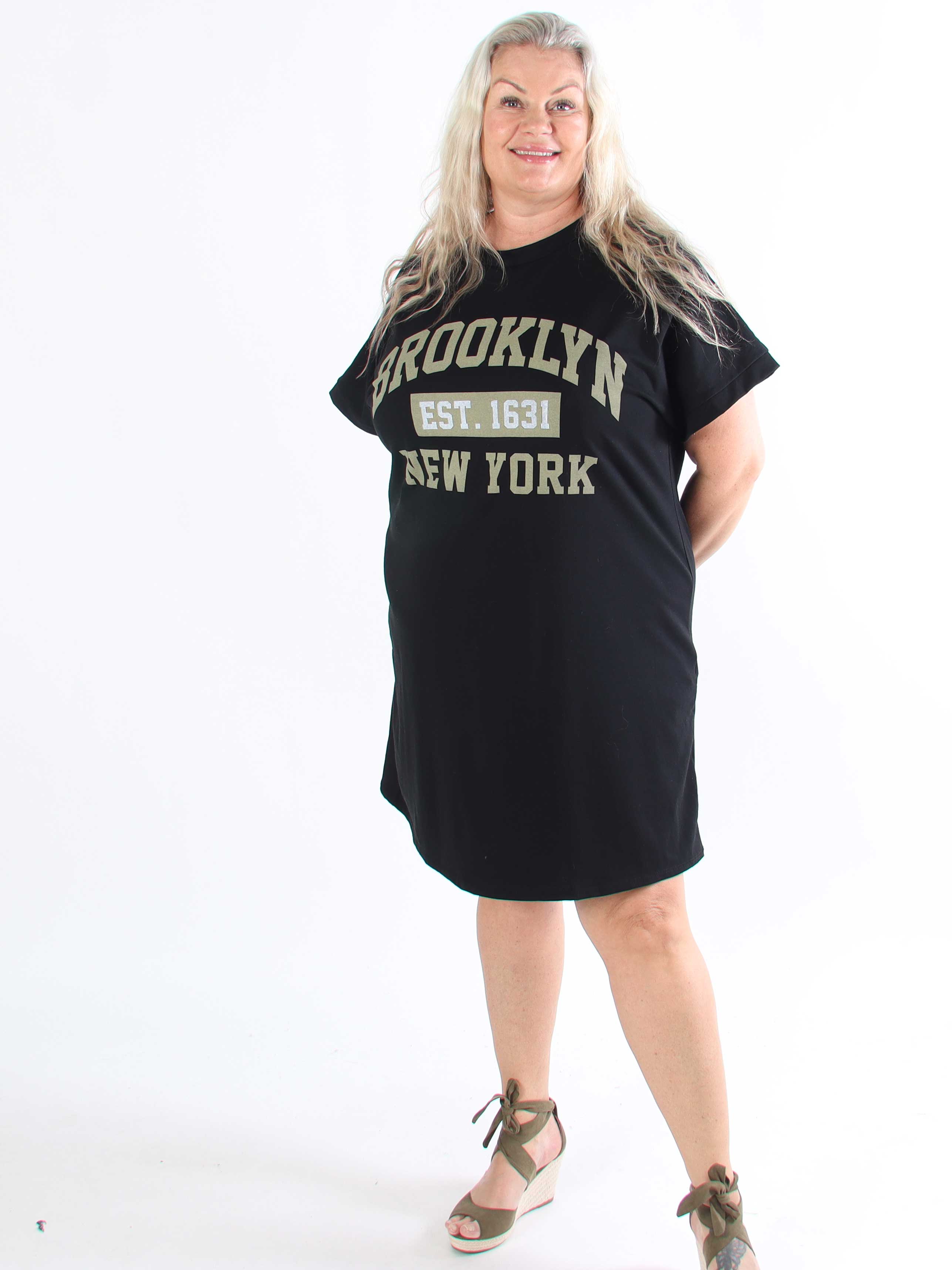 Tasmine - Plus size Brooklyn t-shirtklänning i mjuk bomull